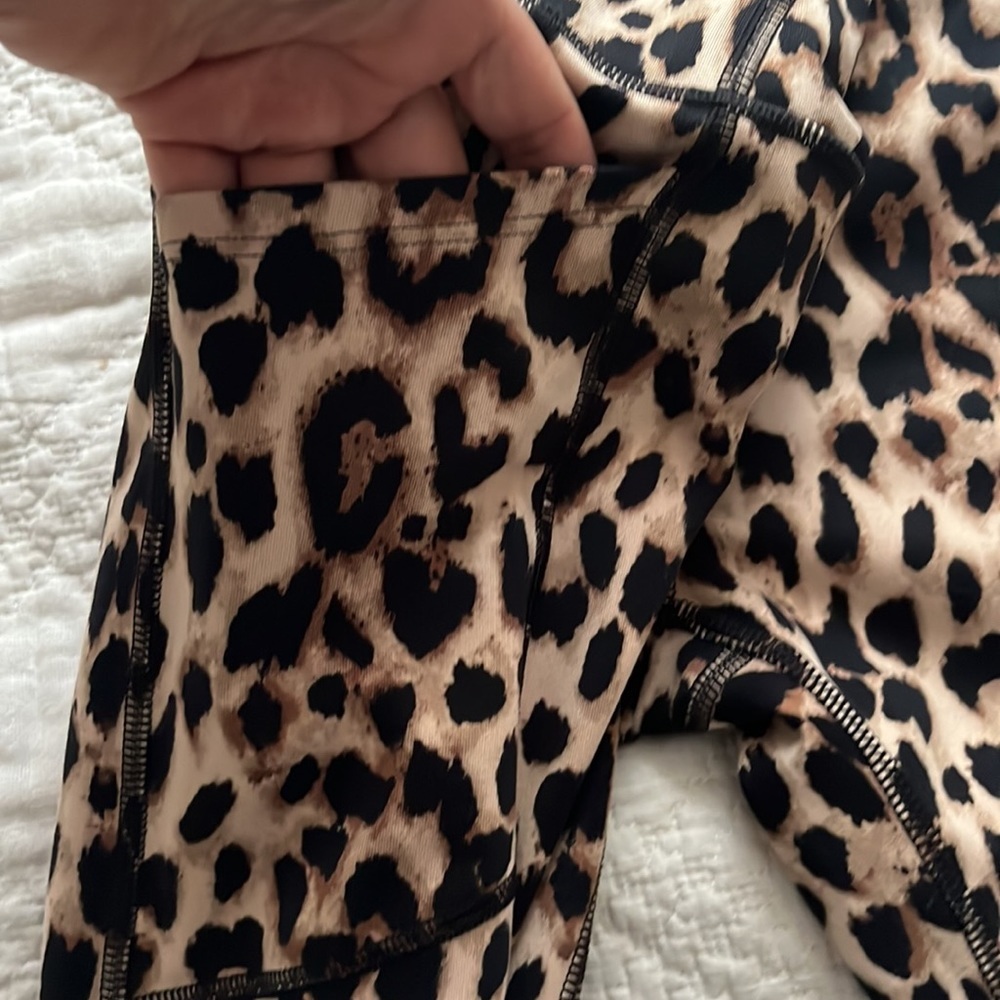 Victoria’s Secret Incredible Essential Legging Beige Leopard Sz XS/S - Picture 6 of 15